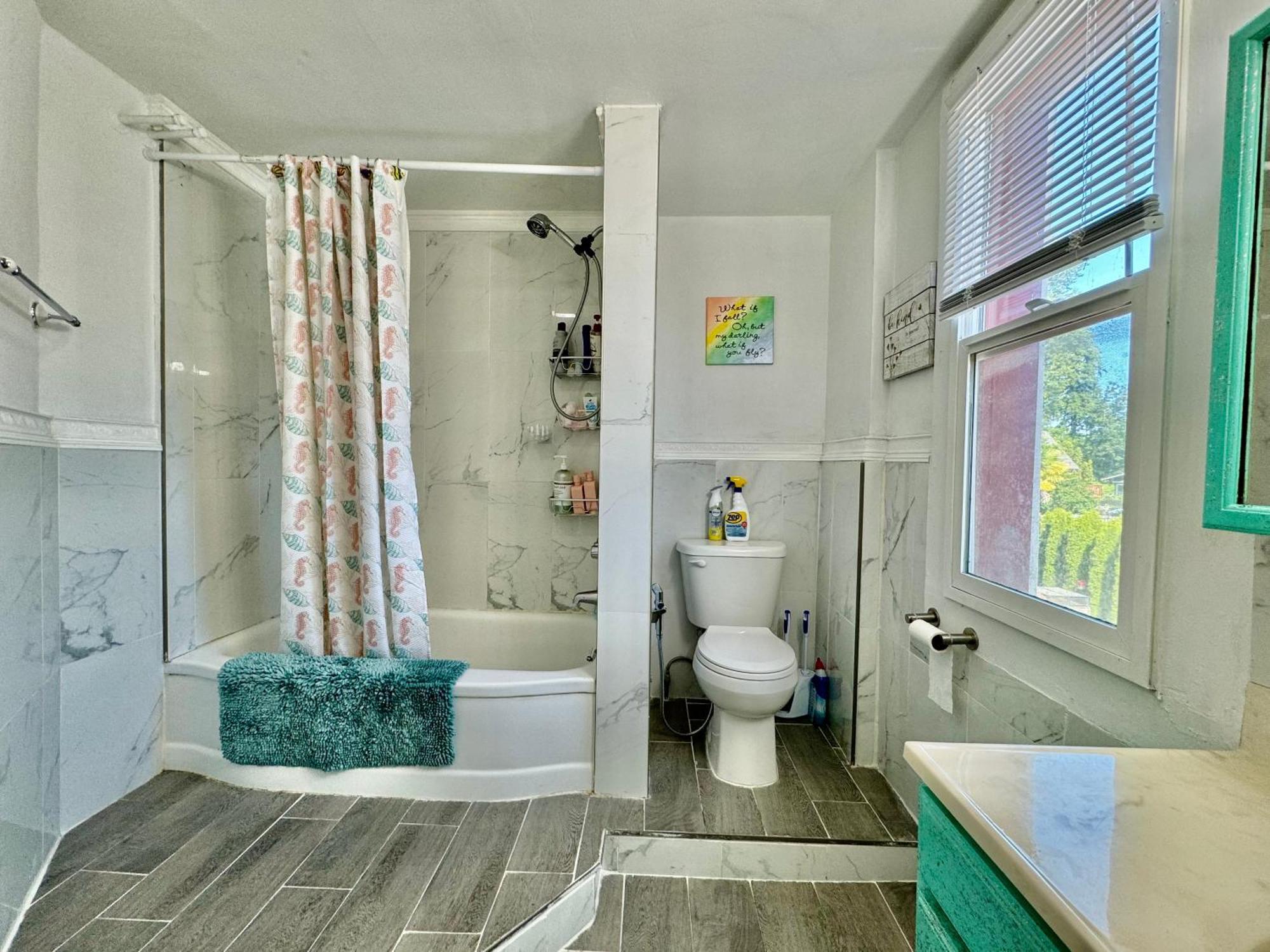 Private Room With Two Twin Beds Air Conditioning And Shared Bathrooms Located Near Seatac Airport And Downtown Seattle Exterior photo
