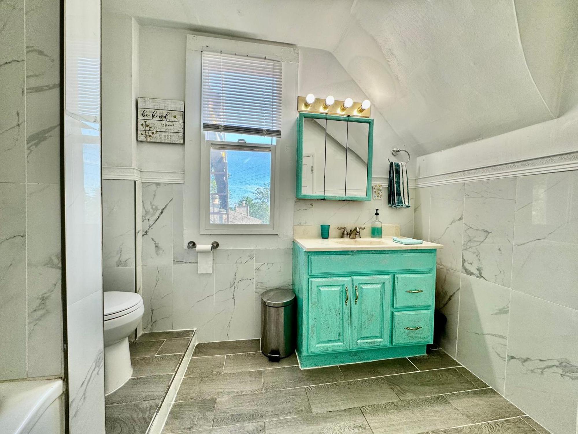 Private Room With Two Twin Beds Air Conditioning And Shared Bathrooms Located Near Seatac Airport And Downtown Seattle Exterior photo
