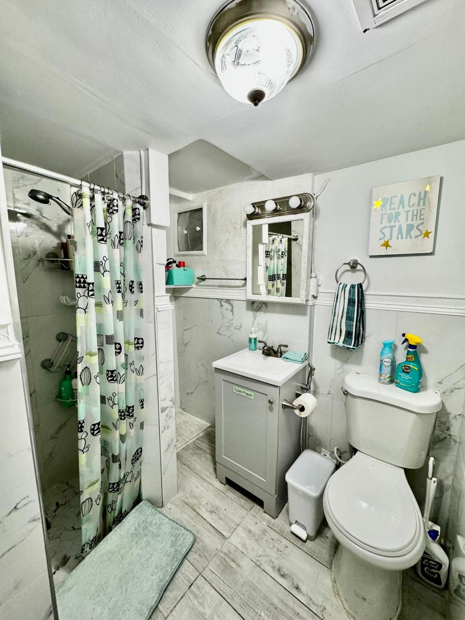 Private Room With Two Twin Beds Air Conditioning And Shared Bathrooms Located Near Seatac Airport And Downtown Seattle Exterior photo