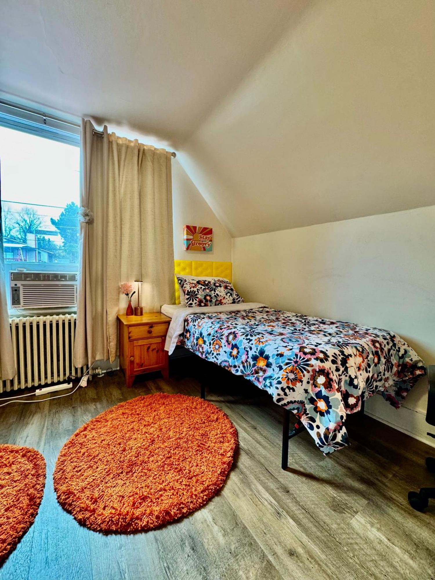 Private Room With Two Twin Beds Air Conditioning And Shared Bathrooms Located Near Seatac Airport And Downtown Seattle Exterior photo