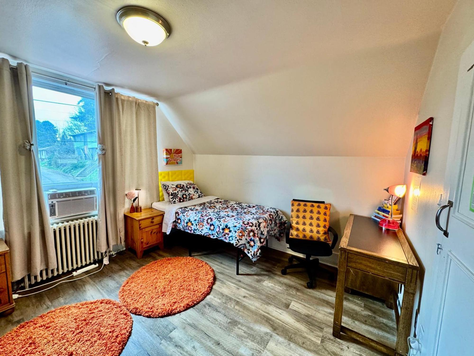 Private Room With Two Twin Beds Air Conditioning And Shared Bathrooms Located Near Seatac Airport And Downtown Seattle Exterior photo